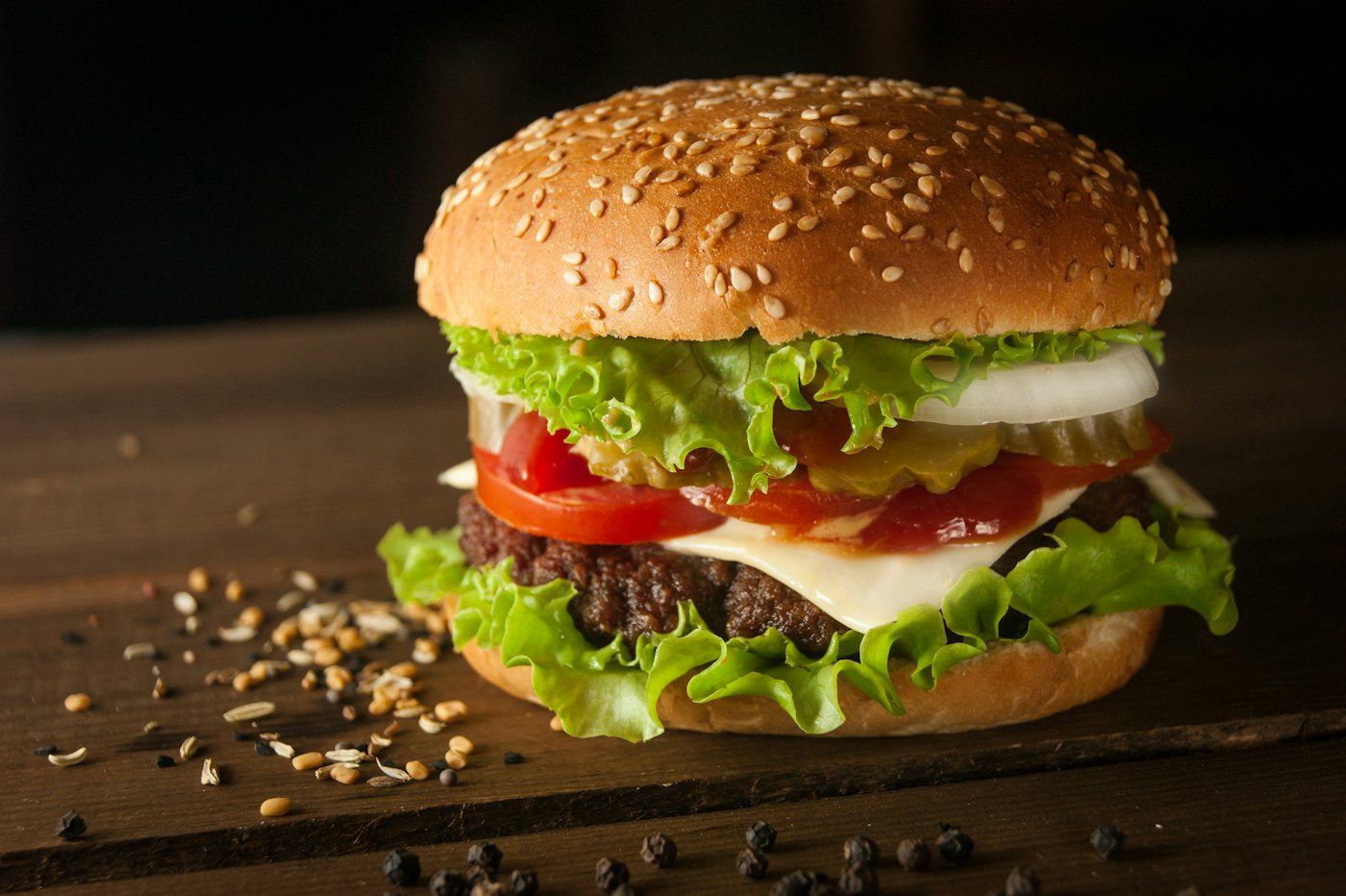 Hamburger con formaggio, insalata e pomodoro