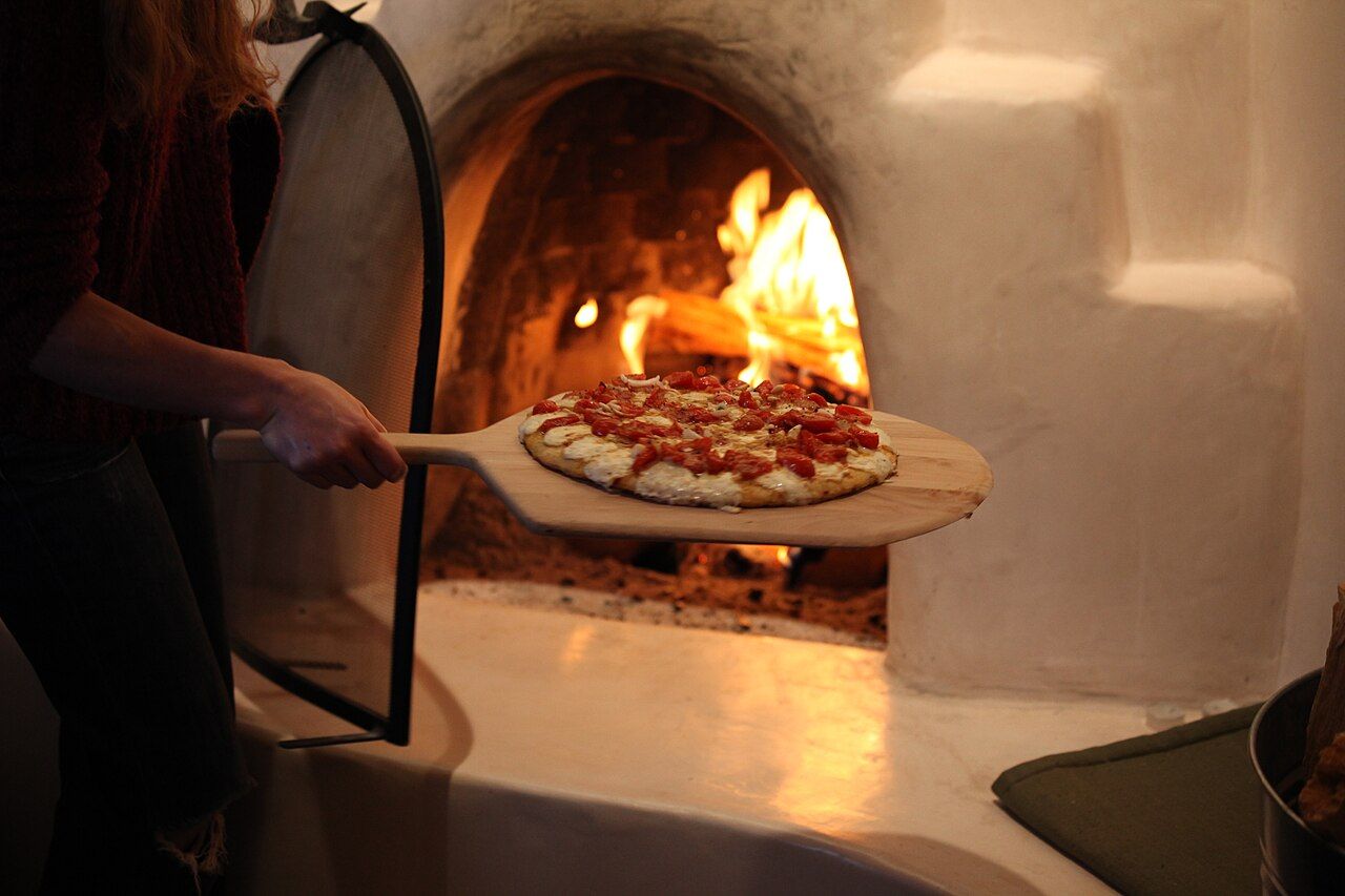 Pizza sfornata dal forno a legna