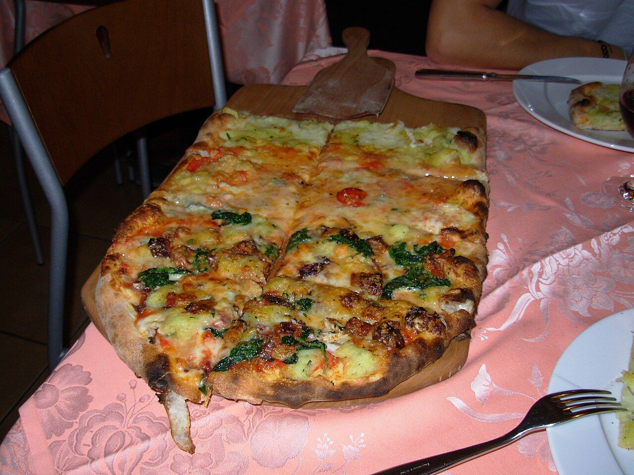 Pizza alla pala tagliata a pezzi
